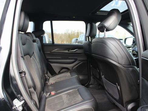 Used 2023 Jeep Grand Cherokee Altitude image 31