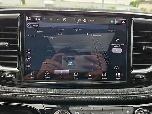 Used 2025 Chrysler Pacifica Limited FWD image 17