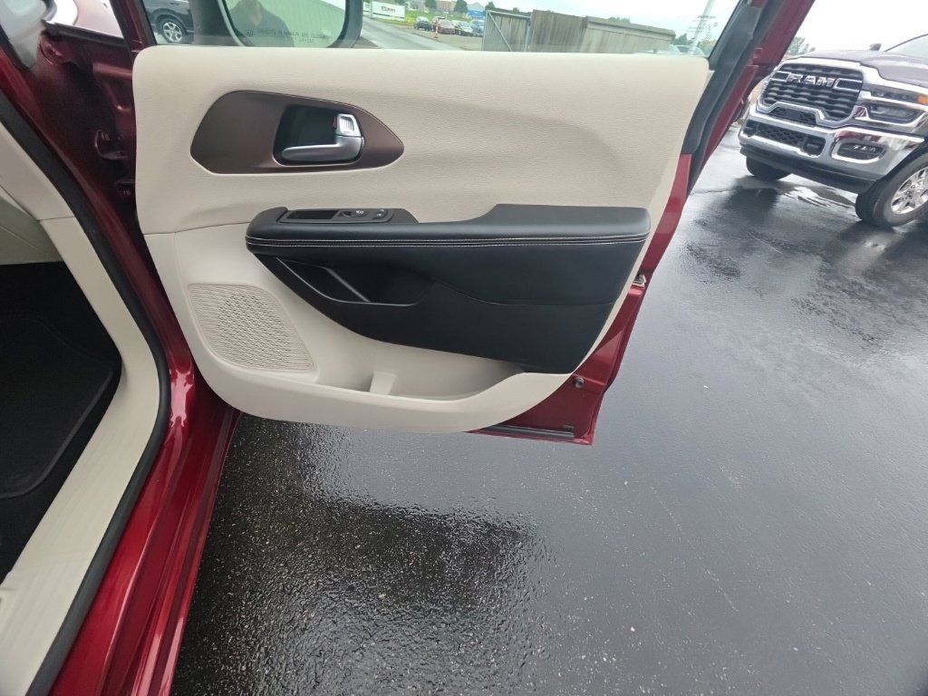 Used 2023 Chrysler Voyager LX FWD image 27