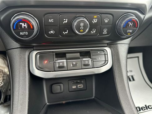 Used 2023 GMC Acadia SLT w/ Elevation Edition image 13