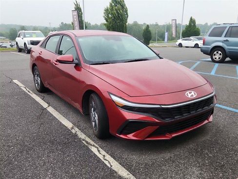 Used 2024 Hyundai Elantra SEL FWD image 11