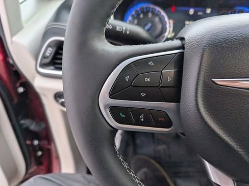 Used 2023 Chrysler Pacifica Limited image 12