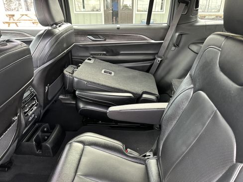 Used 2024 Jeep Grand Cherokee L Limited w/ Luxury Tech Group II image 5