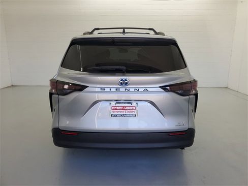 Certified 2023 Toyota Sienna XLE image 7