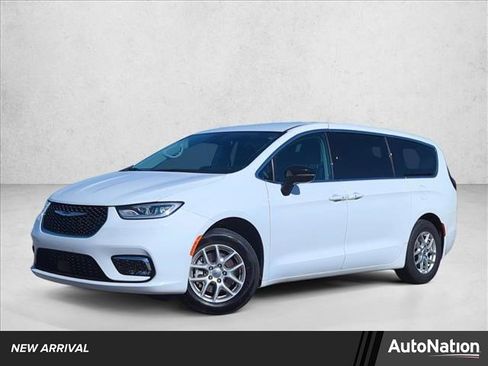 Used 2024 Chrysler Pacifica Touring-L image 1