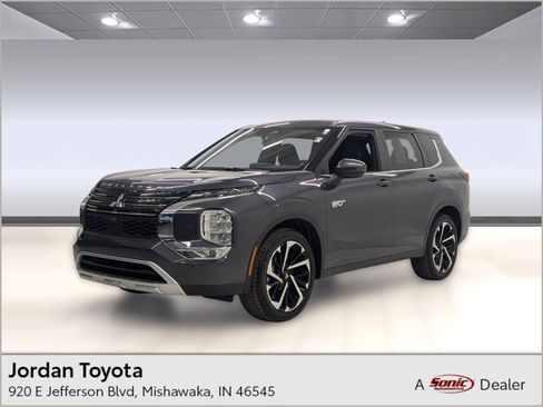 Used 2025 Mitsubishi Outlander SE image 1