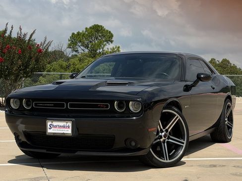 Used 2015 Dodge Challenger R/T w/ Quick Order Package 28B R/T RWD image 2