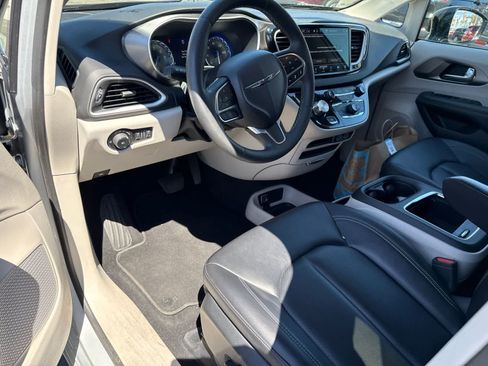 Used 2024 Chrysler Pacifica Touring-L FWD image 27