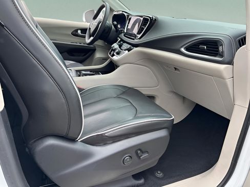 Used 2022 Chrysler Pacifica Limited w/ Uconnect Theater Family Group image 18