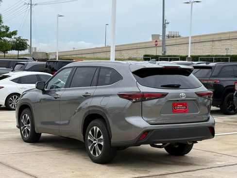 Used 2025 Toyota Highlander XLE FWD image 8