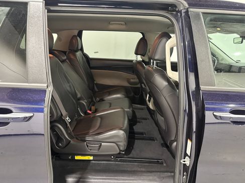 Used 2025 Kia Carnival FWD image 24