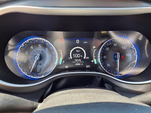Used 2023 Chrysler Pacifica Touring-L FWD image 16