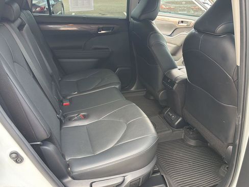 Certified 2024 Toyota Highlander Limited AWD/4WD image 15
