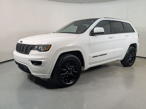 Used 2018 Jeep Grand Cherokee Altitude RWD image 3
