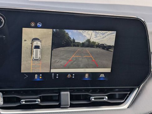Used 2026 Chevrolet Equinox LT w/ Safety and Technology Package FWD image 8