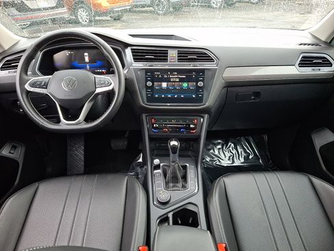 Used 2024 Volkswagen Tiguan SE w/ Panoramic Sunroof Package image 11