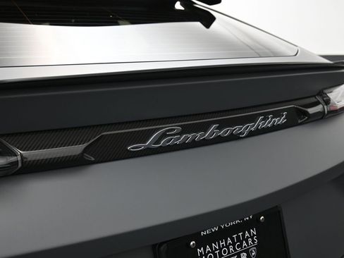 Used 2024 Lamborghini Urus Performante AWD/4WD image 15