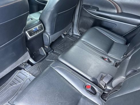 Used 2018 Toyota Highlander XLE AWD/4WD image 13