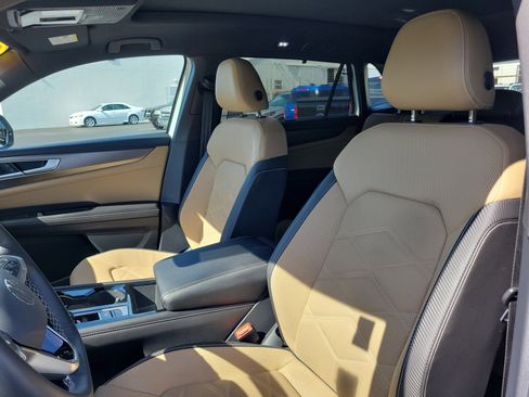 Used 2024 Volkswagen Atlas Cross Sport SE w/ Panoramic Sunroof Package FWD image 21