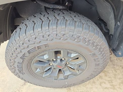 Used 2019 Toyota Tacoma TRD Off-Road w/ TRD Premium Off Road Package AWD/4WD image 2