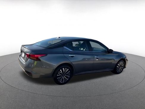 Used 2025 Nissan Altima 2.5 SV FWD image 11