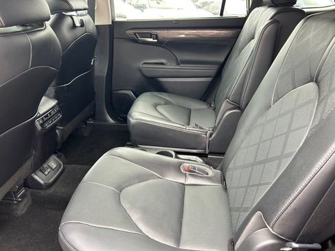 Used 2023 Toyota Highlander Platinum FWD image 17