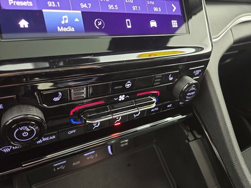 Used 2023 Jeep Grand Cherokee L Laredo image 27