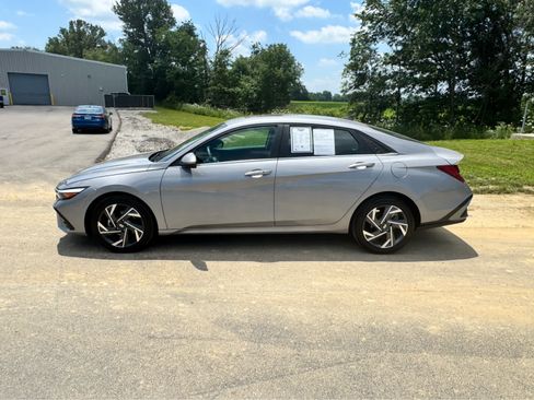 Used 2025 Hyundai Elantra SEL FWD image 11