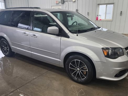 Used 2017 Dodge Grand Caravan GT image 3