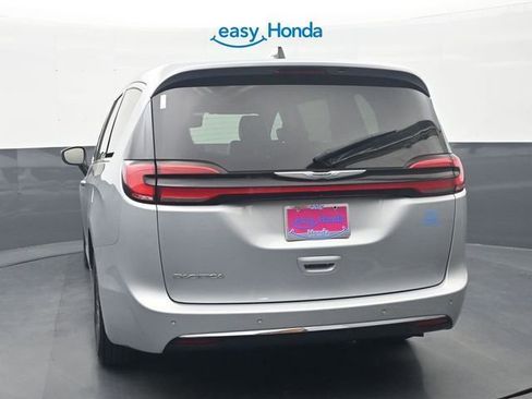 Used 2023 Chrysler Pacifica Touring-L FWD image 6