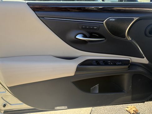 Used 2019 Lexus ES 300h w/ Luxury Package image 16