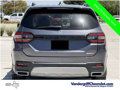 Used 2025 Honda Pilot Touring image 5