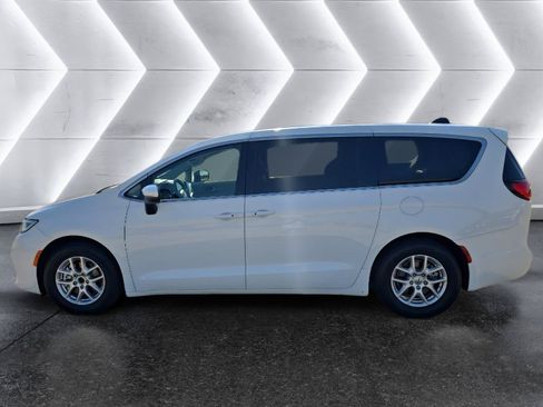 Used 2023 Chrysler Pacifica Touring-L FWD image 8