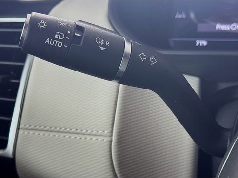 Used 2024 Land Rover Discovery Dynamic SE image 12