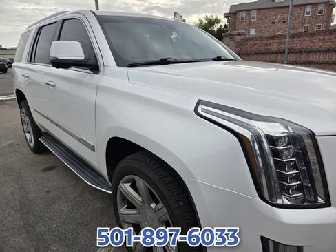 Used 2017 Cadillac Escalade Luxury RWD image 3