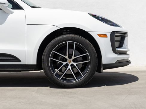 Certified 2025 Porsche Macan AWD/4WD image 11