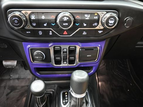 Used 2022 Jeep Wrangler Unlimited Sahara w/ Cold Weather Group AWD/4WD image 33