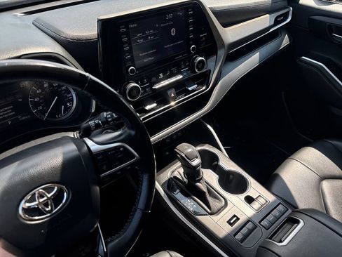 Used 2020 Toyota Highlander XLE AWD/4WD image 23