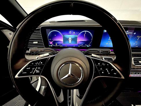 Used 2025 Mercedes-Benz Maybach GLS 600 4MATIC image 13