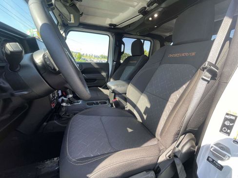 Used 2025 Jeep Gladiator Mojave w/ Convenience Group AWD/4WD image 16