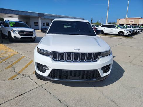 Used 2025 Jeep Grand Cherokee Laredo w/ Trailer Tow Package AWD/4WD image 8