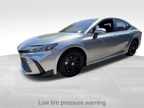 Used 2025 Toyota Camry SE image 6