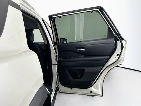 Used 2024 Nissan Pathfinder SL image 32