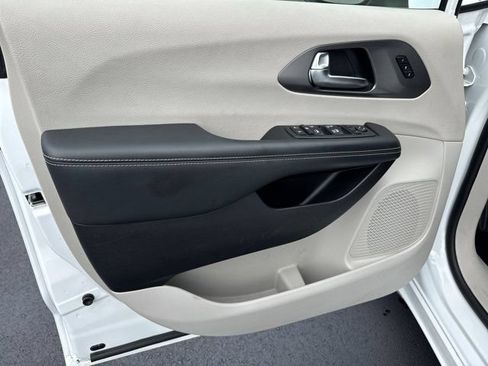 Used 2023 Chrysler Pacifica Touring-L FWD image 19