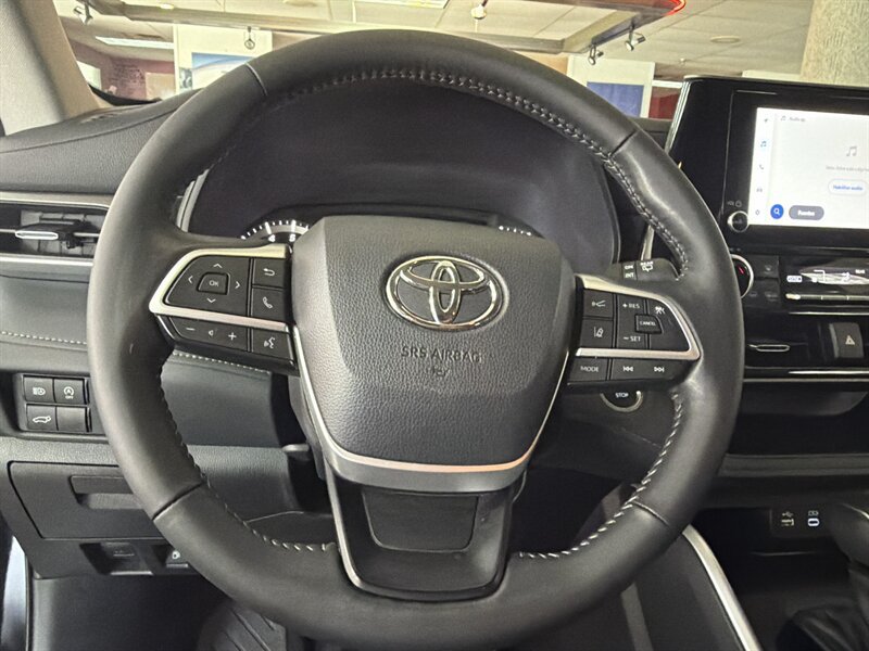 Used 2025 Toyota Highlander LE FWD image 12