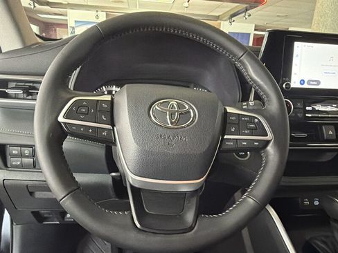 Used 2025 Toyota Highlander LE FWD image 12
