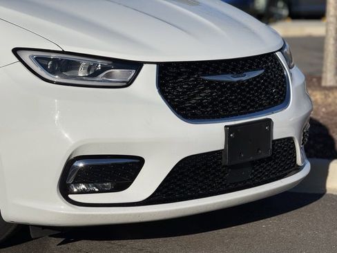 Used 2024 Chrysler Pacifica Touring-L image 3