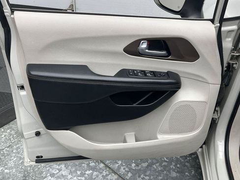 Used 2017 Chrysler Pacifica Touring FWD image 6