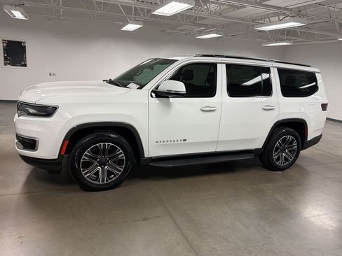 Used 2022 Jeep Wagoneer Series III AWD/4WD image 25