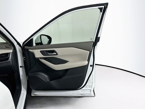 Used 2025 Nissan Rogue SV FWD image 31